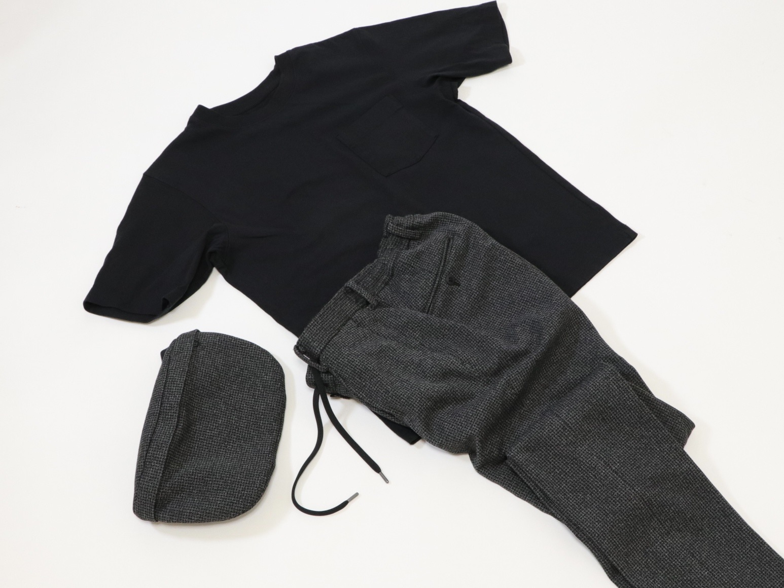 【関税込み】CAES ブラック リサイクルナイロン トラウザーズ 関税込み】sacai ブラック ガーメントダイ トラウザーズ (sacai